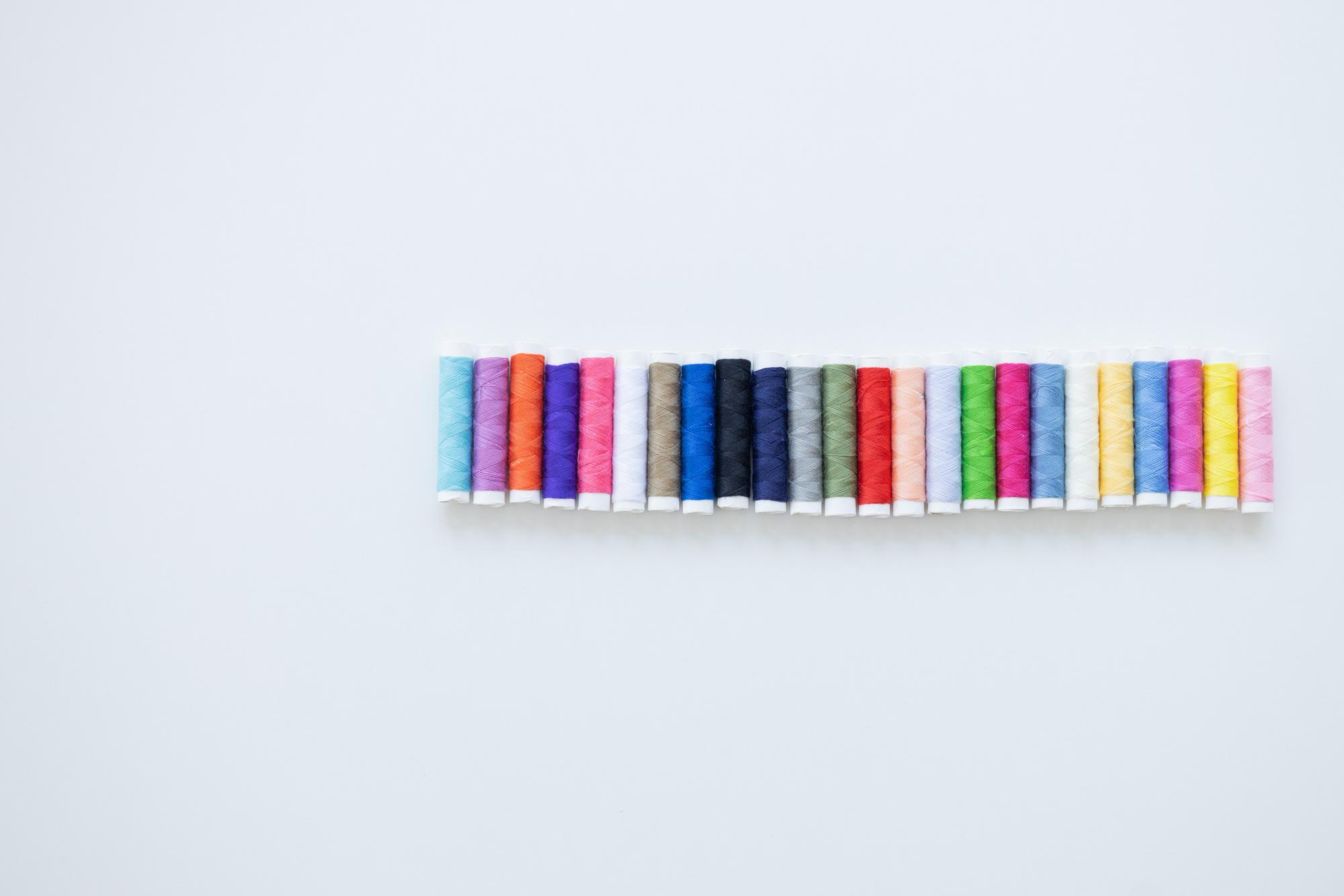 Campione creativo con filati colorati